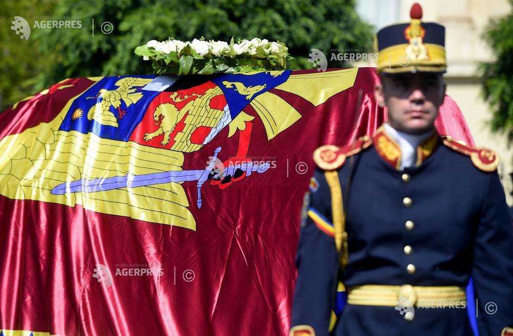 Ceremonie religioasă şi militară la Aeroportul Otopeni pentru Regina Elena