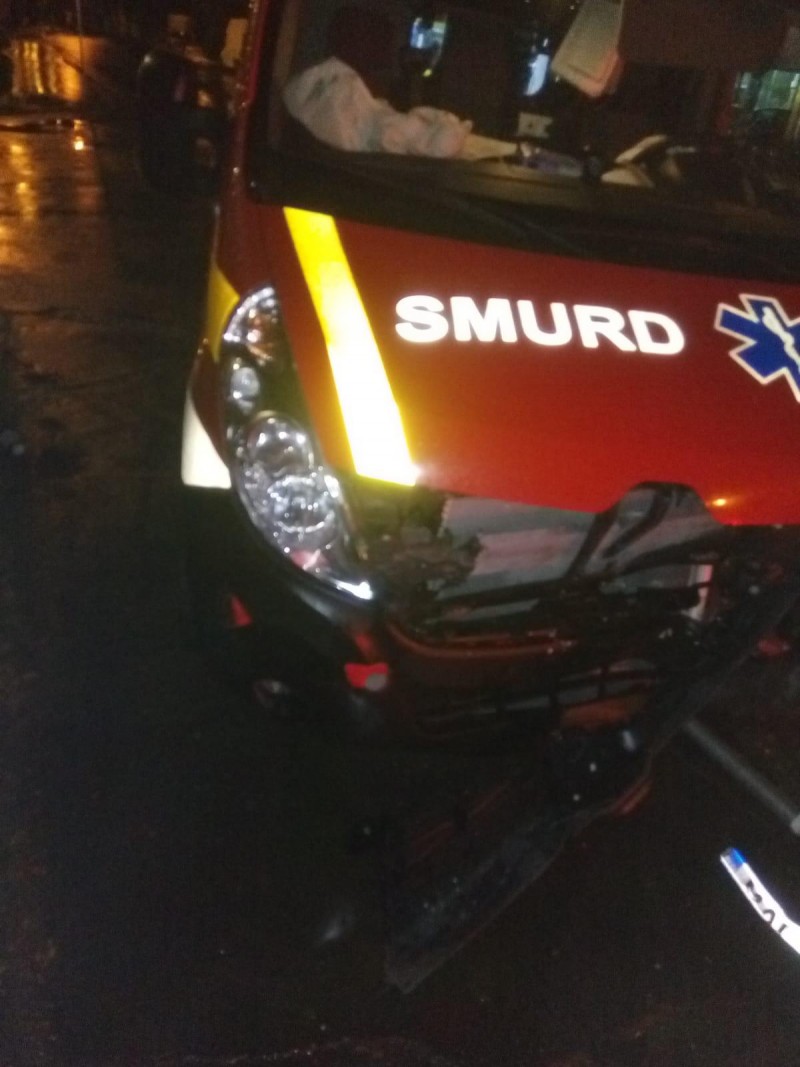 UPDATE: Ambulanță, implicată într-un accident rutier în Târgu Mureș
