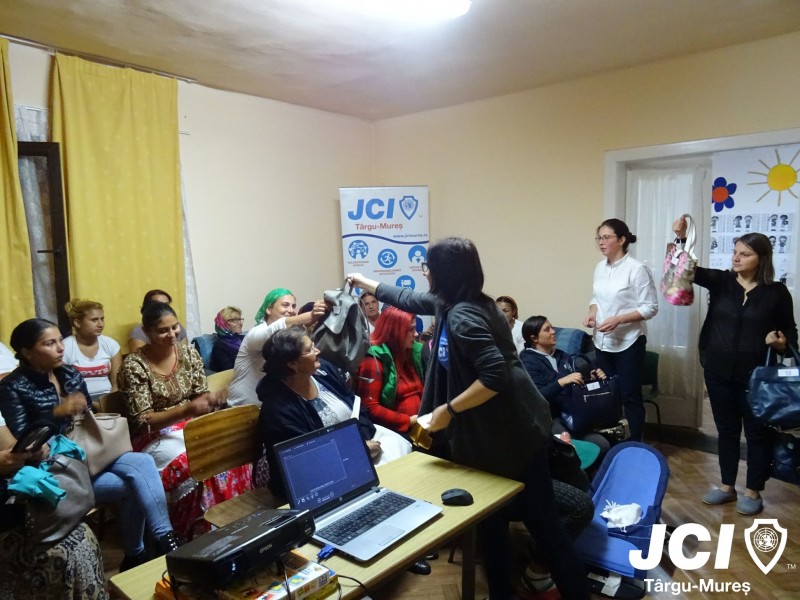 Poșete și articole de igienă personală pentru 100 de mureșence Poșete și articole de igienă personală pentru 100 de mureșence