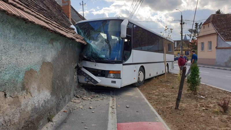 Un autobuz a intrat în zidul unei clădiri, în Codlea