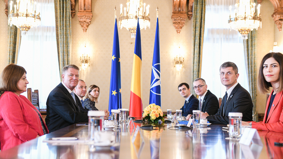 Continuă consultările preşedintelui Klaus Iohannis cu partidele parlamentare pentru desemnarea unui nou premier Continuă consultările preşedintelui Klaus Iohannis cu partidele parlamentare pentru desemnarea unui nou premier