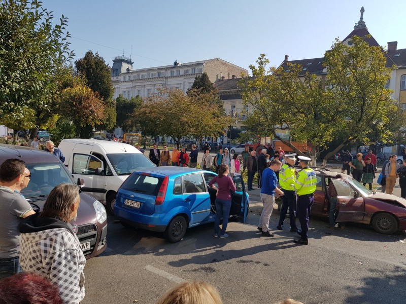 Patru mașini implicate într-un accident în centrul Târgu Mureșului