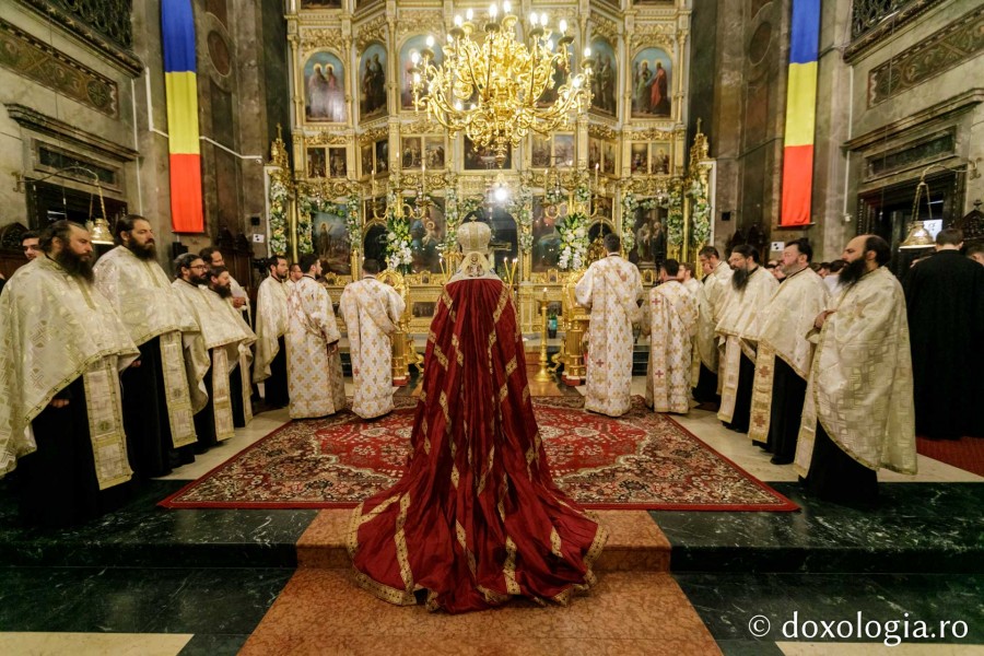 Creştinii sărbătoresc Sfânta Cuvioasă Parascheva, ocrotitoarea spirituală a Moldovei