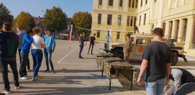 Elevii de la Colegiul Papiu s-au întâlnit cu militarii mureşeni