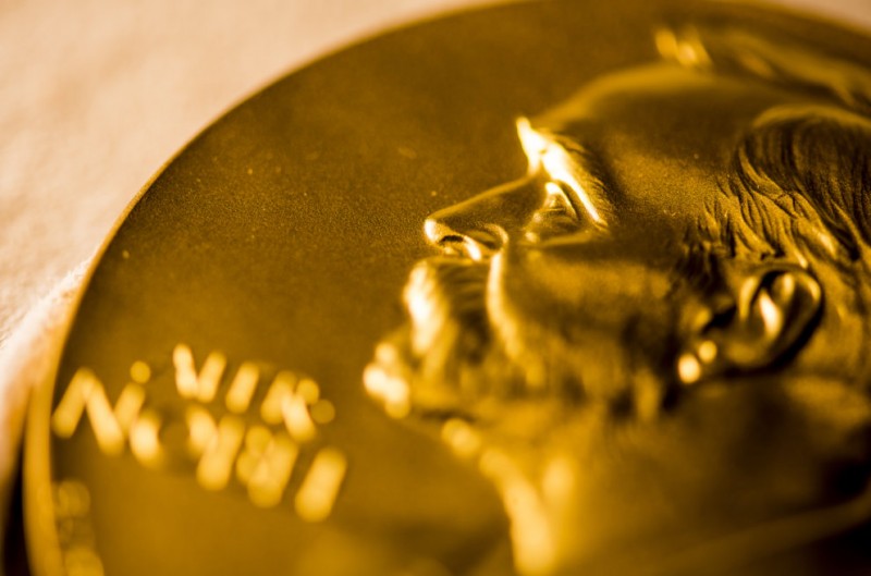 Premiul Nobel pentru fizică este împărțit între un canadian-american și doi elvețieni