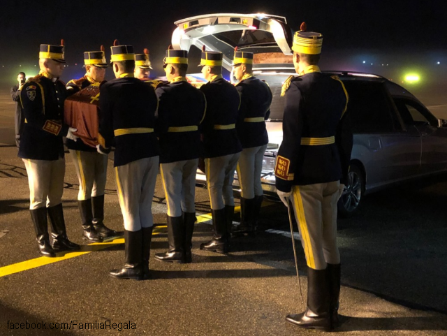 Cortegiul funerar cu sicriul Reginei-Mamă Elena a ajuns la Curtea de Argeş