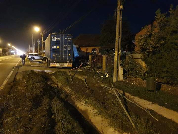 UPDATE: Șoferul tirului care a intrat într-o casă din Sângeorgiu de Mureș a pierdut controlul direcției de deplasare UPDATE: Șoferul tirului care a intrat într-o casă din Sângeorgiu de Mureș a pierdut controlul direcției de deplasare