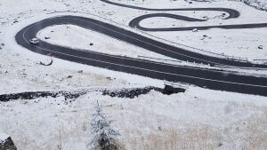 Traficul rutier se desfăşoară normal pe Transfăgărăşan, după prima ninsoare din acest sezon