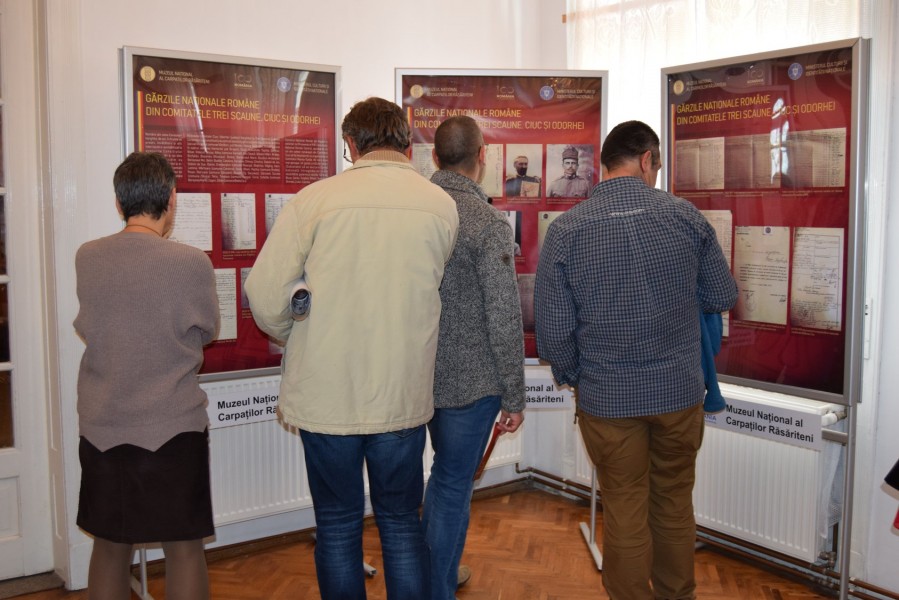 Expoziţie foto-documentară care prezintă specificul zonei în ampla mişcare naţională din 1918, în Transilvania