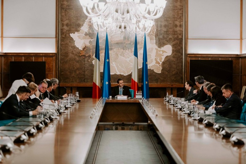 Guvernul a fost restructurat la 16 ministere Guvernul a fost restructurat la 16 ministere