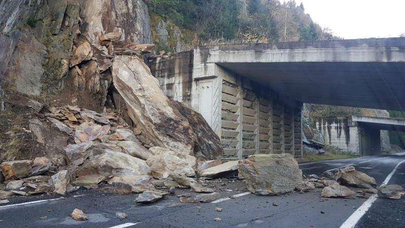 Cădere de pietre pe Transfăgărășan
