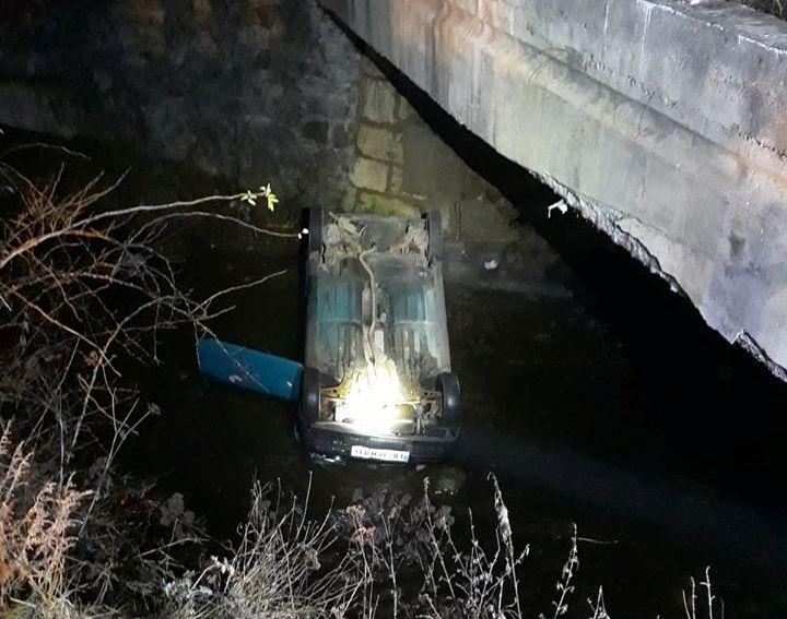 Harghita: Un bărbat a murit după ce a căzut cu mașina de pe un pod