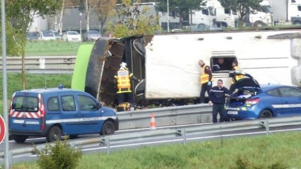 33 de răniţi, printre care români, într-un accident de autocar pe ruta Paris-Londra 33 de răniţi, printre care români, într-un accident de autocar pe ruta Paris-Londra