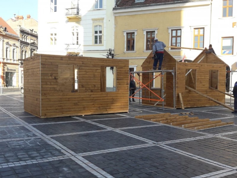 A început montarea căsuțelor de Crăciun din Piața Sfatului