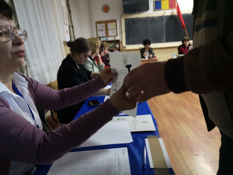 (AUDIO) Mureșenii au votat, încă de la prima oră, la scrutinul prezidențial
