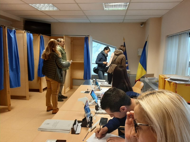 Românii din străinătate au început să voteze la turul al doilea al alegerilor prezidenţiale