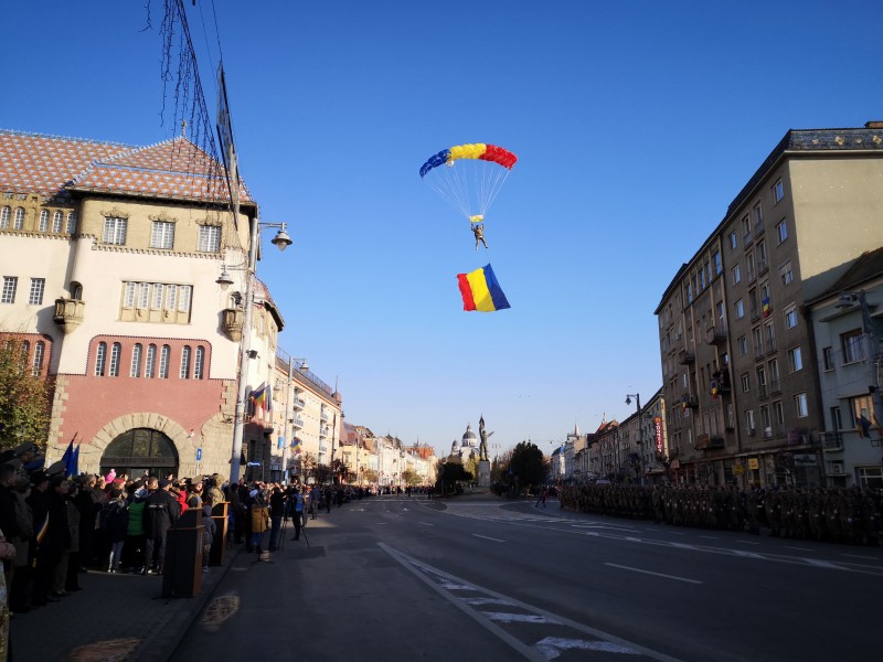 Mii de târgumureșeni, la parada militară de Ziua României