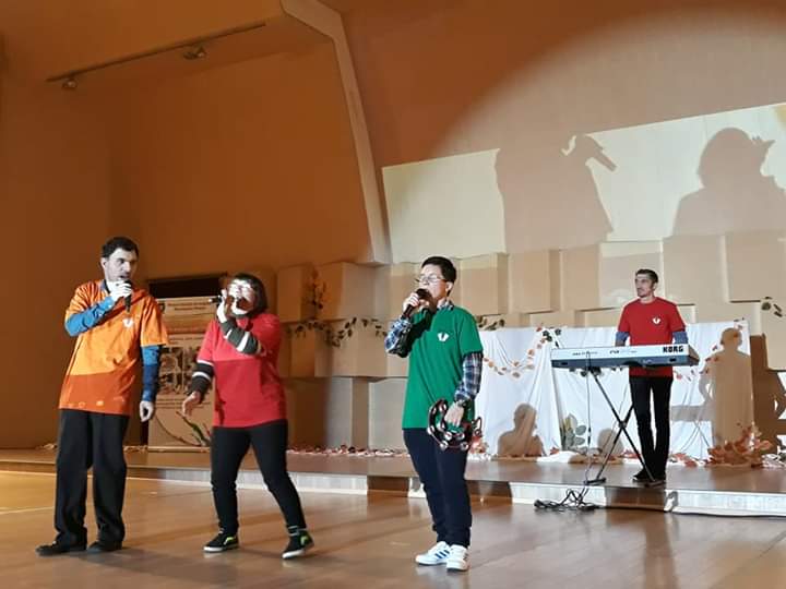 Colindăm iarna cu trupa Happy Feet de la Fundaţia Transilvană Alpha