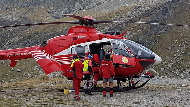 Bărbat accidentat în Munţii Făgăraş. Un elicopter SMURD – solicitat pentru a-l recupera