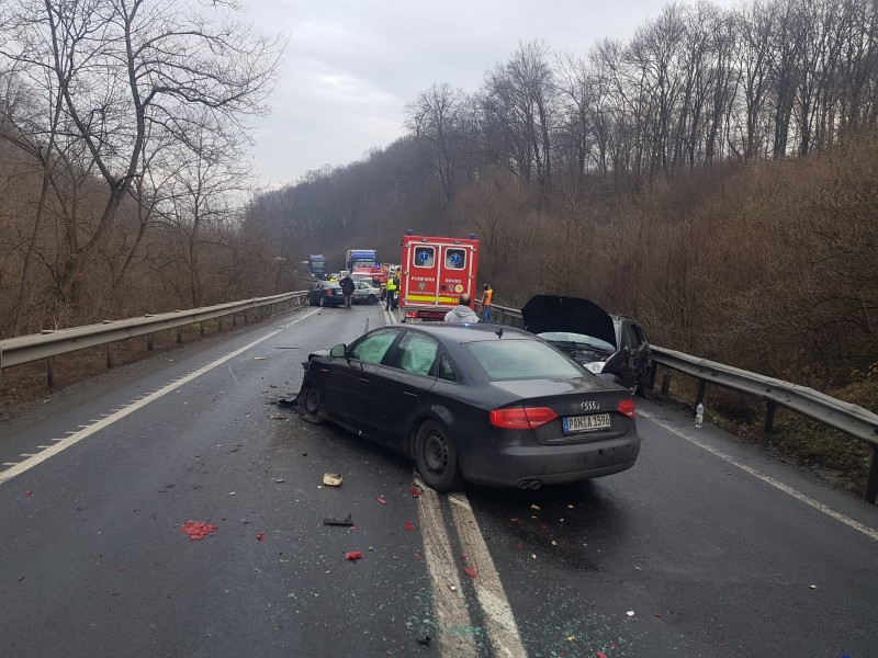 Patru autovehicule, implicate într-un accident pe DN 1