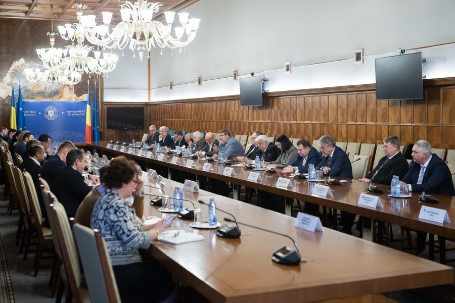 Sindicatele propun o formulă de calcul diferită de cea a guvernului pentru majorarea salariului minim în 2020