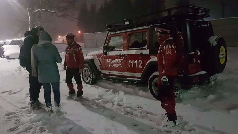 Doi bucureșteni coborâți de pe munte de Salvamont Prahova