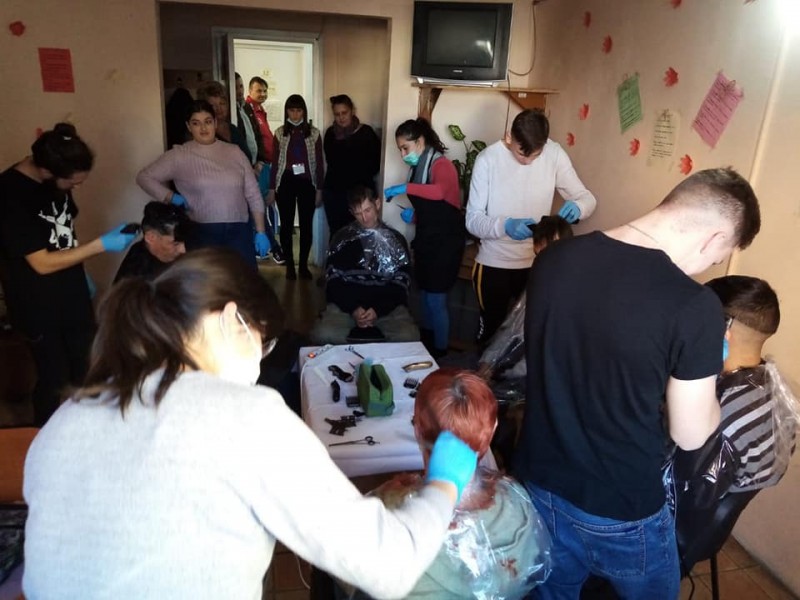 (AUDIO) Persoanele fără adăpost din evidența DGASPC Brașov s-au tuns gratuit