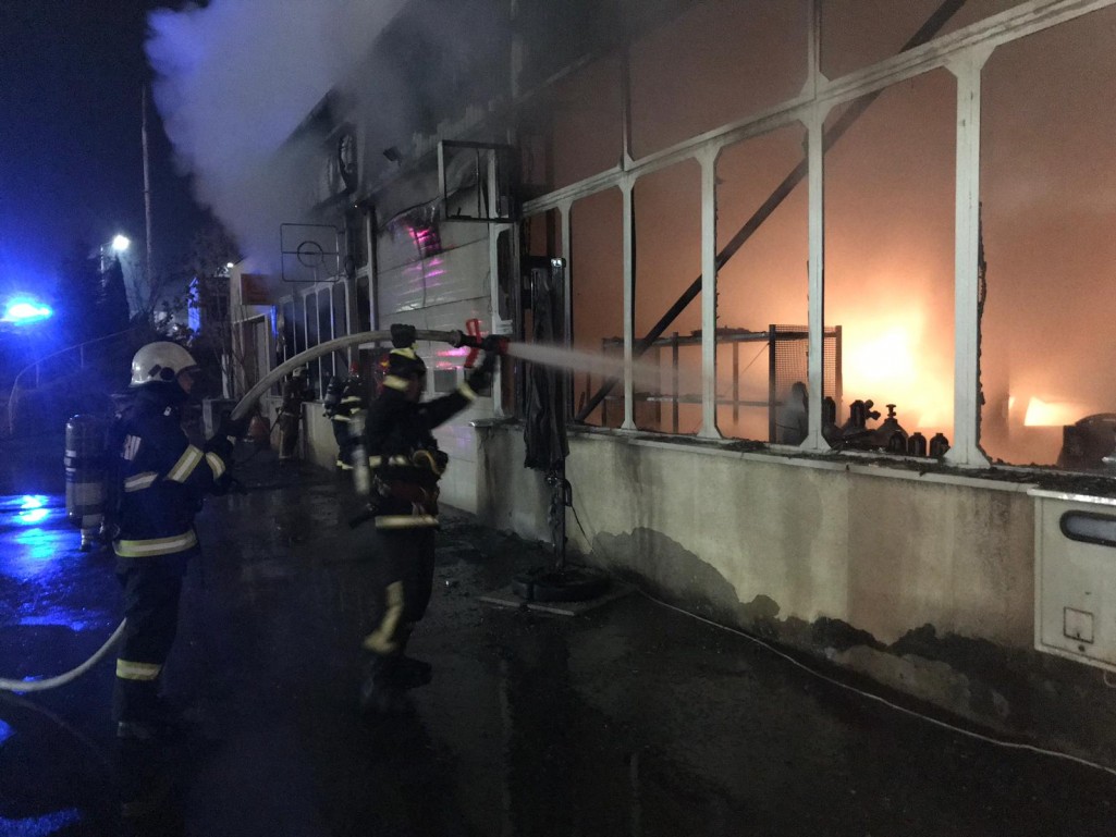Încă nu s-a găsit cauza incendiului de la service-ul auto din Târgu Mureș