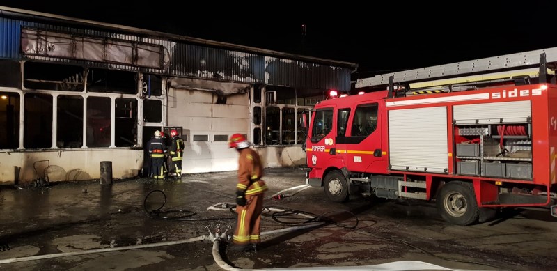 7 autoturisme și o remorcă au ars azi-dimineață într-un incendiu la un service auto din Tg. Mureș