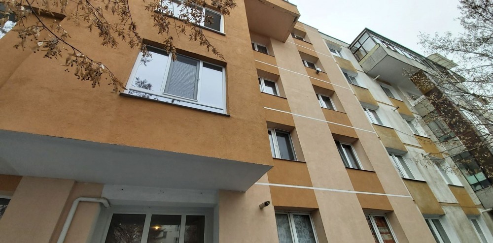 Plafonul surpat pe casa scării unui bloc din Târgu Mureș Plafonul surpat pe casa scării unui bloc din Târgu Mureș