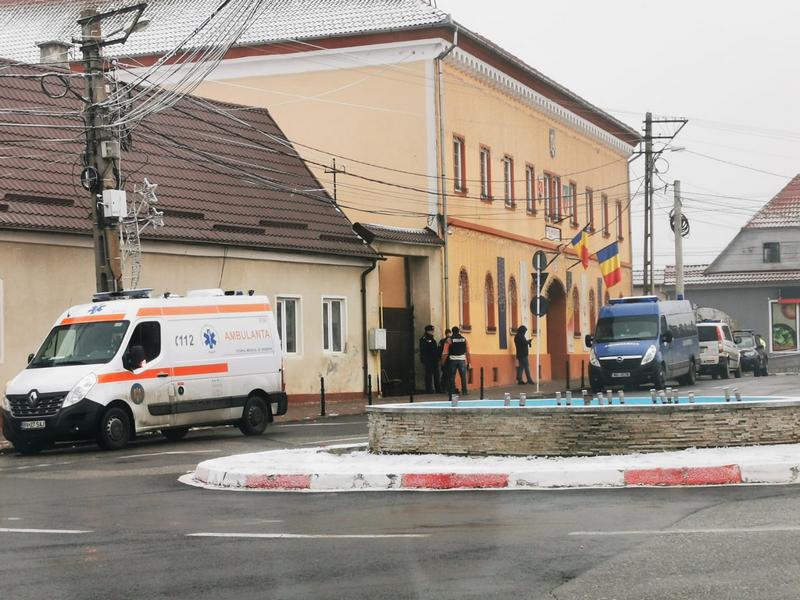 Reprezentanţii Protecţiei Copilului Braşov au intrat în casa femeii baricadată împreună cu fiul după peste 10 ore de negocieri