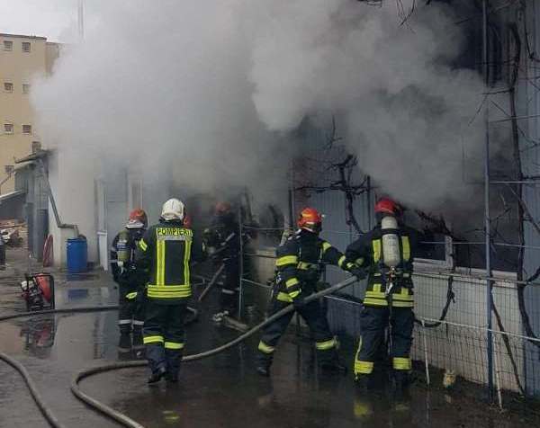 Incendiu cu victime, la un service auto din Brașov Incendiu cu victime, la un service auto din Brașov