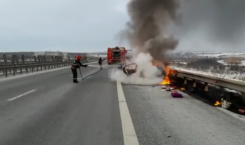O maşină a ars pe autostrada A1, în direcția Sebeş