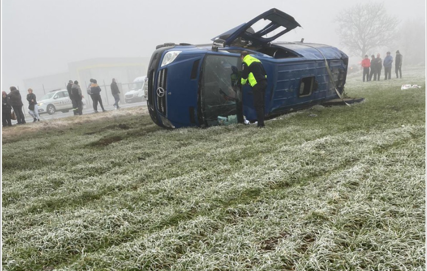 Doi morţi şi 18 răniţi în urma răsturnării microbuzului cu călători pe DN 38, în județul Constanța Doi morţi şi 18 răniţi în urma răsturnării microbuzului cu călători pe DN 38, în județul Constanța
