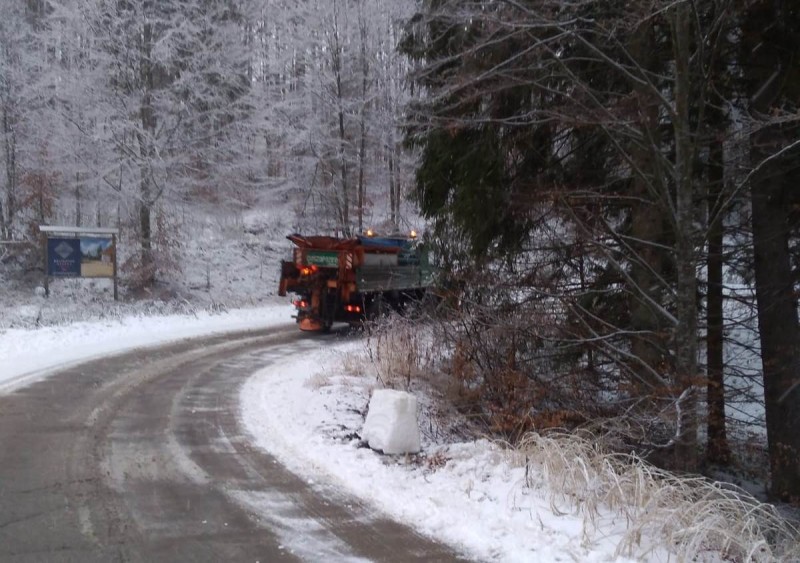 A început să ningă pe drumurile din zona montană din județele Brașov, Harghita, Covasna și Sibiu