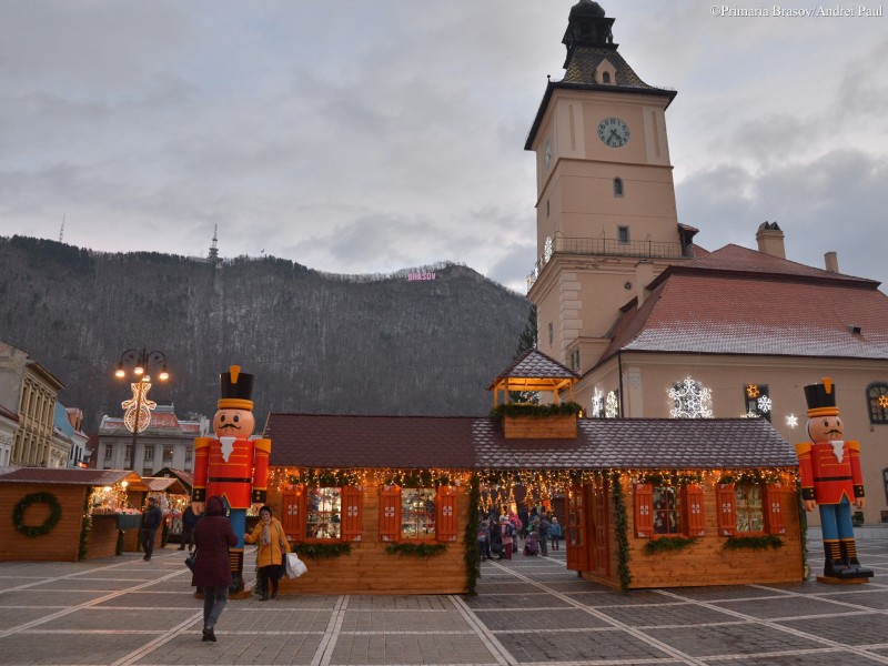(AUDIO) Turiștii sunt așteptați, în continuare, la Târgul de Crăciun din Piața Sfatului din Brașov