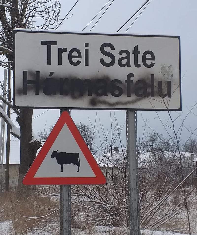 Un bărbat de 30 ani, din Bacău, este autorul vopsirii indicatoarelor rutiere din Harghita scrise în maghiară