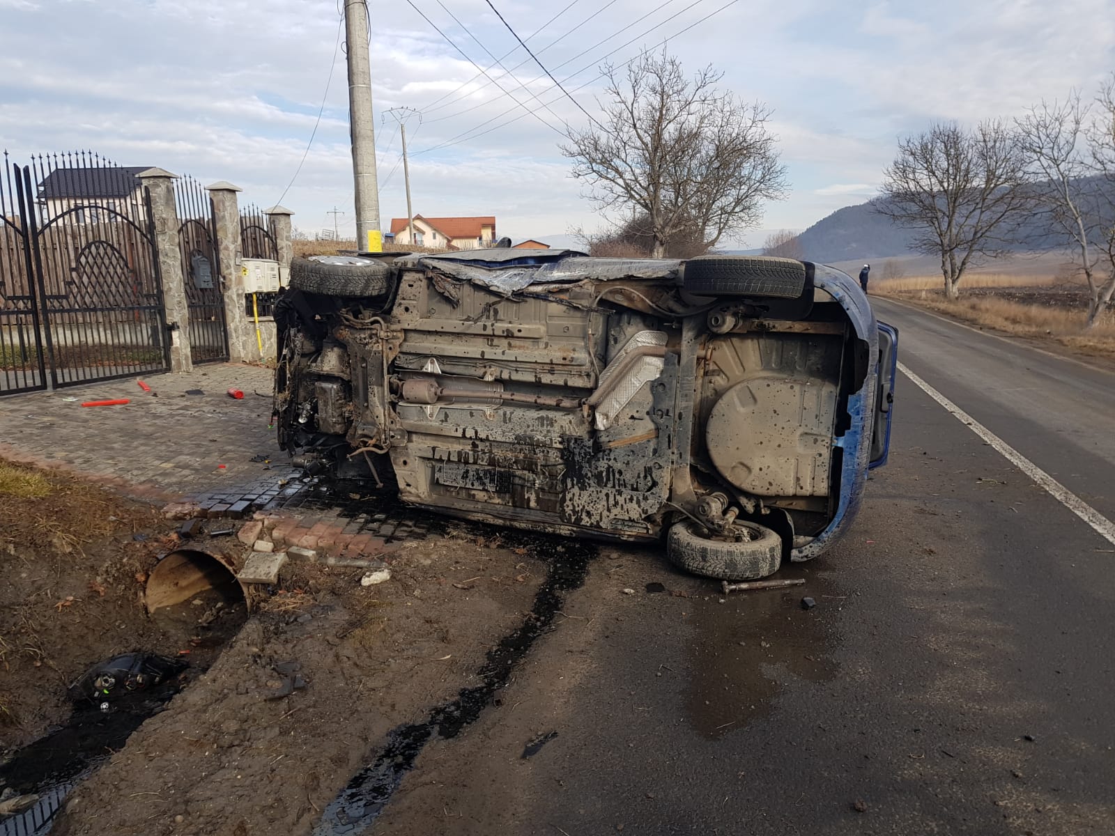 Un bărbat a fost rănit grav după ce s-a răsturnat cu mașina la ieșirea din Tg.Mureș