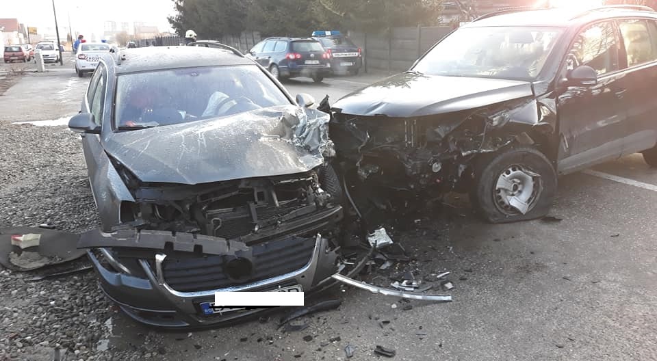 Doi copii şi doi adulţi, răniţi într-un accident rutier la Zărneşti