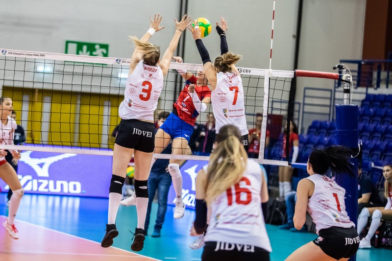 Victorii ale favoritelor la volei feminin