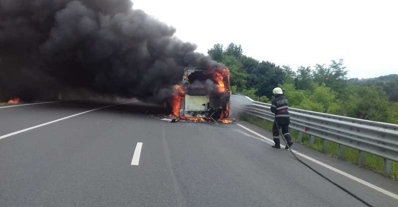 Un autobuz a luat foc între localitățile harghitene Racu și Mădăraș