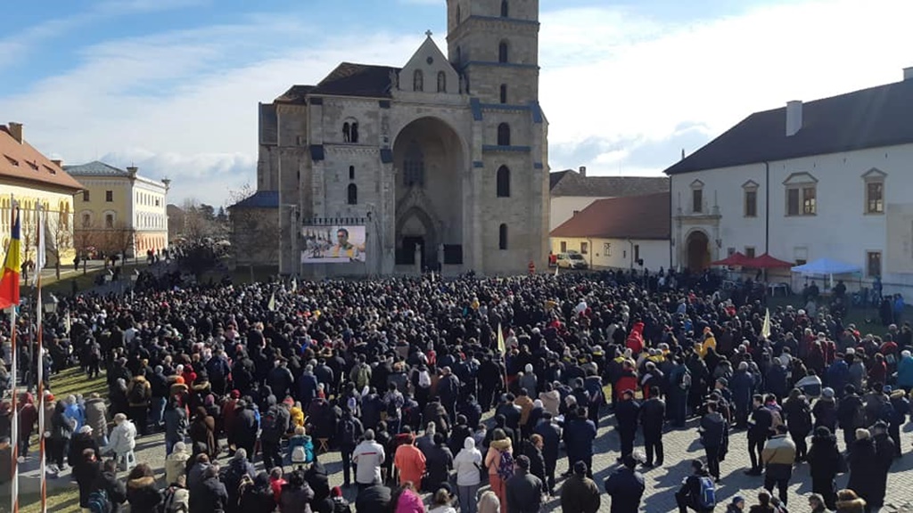 Noul arhiepiscop romano-catolic de Alba Iulia, înscăunat în prezenţa a mii de pelerini