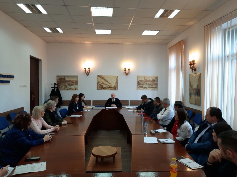 Prefectul de Brașov s-a întâlnit cu reprezentanții marilor magazine