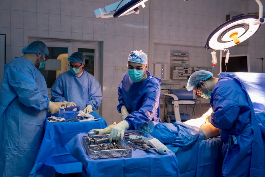Spitalul Universitar de Urgenţă din Bucureşti devine unul dintre puţinele centre din Europa unde se face chirurgie cardiacă endoscopică