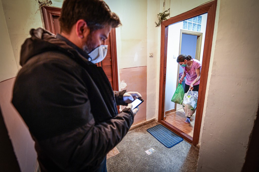 Persoanele vulnerabile din Târgu Mureș izolate la domiciliu primesc hrană de la primărie
