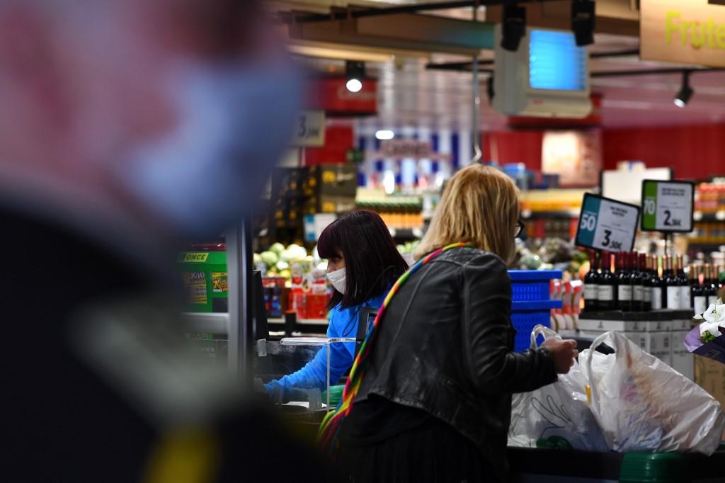 Criza provocată de coronavirus şi seceta ar putea afecta preţul produselor alimentare