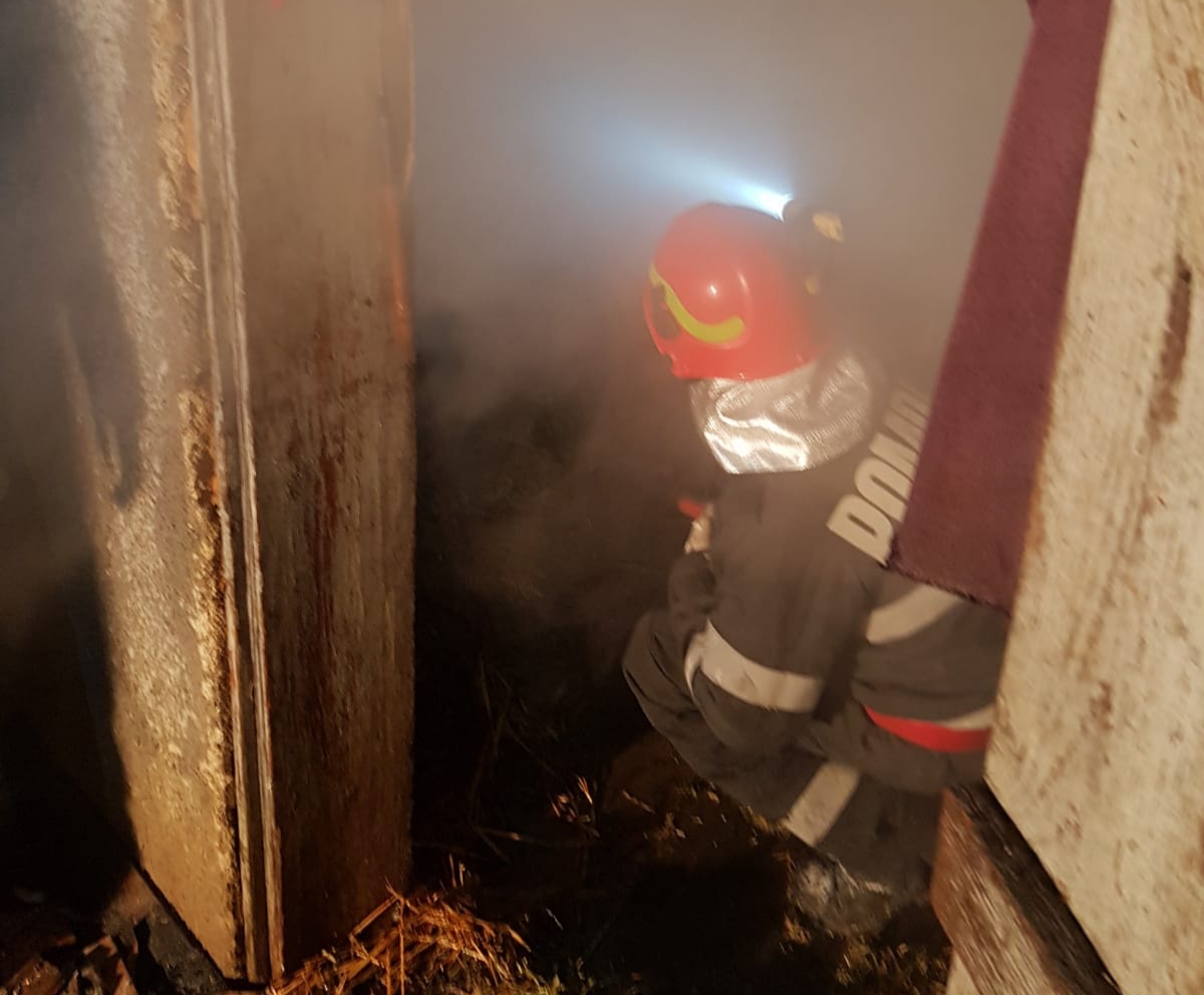 O casă din Mureș a ars aproape în totalitate
