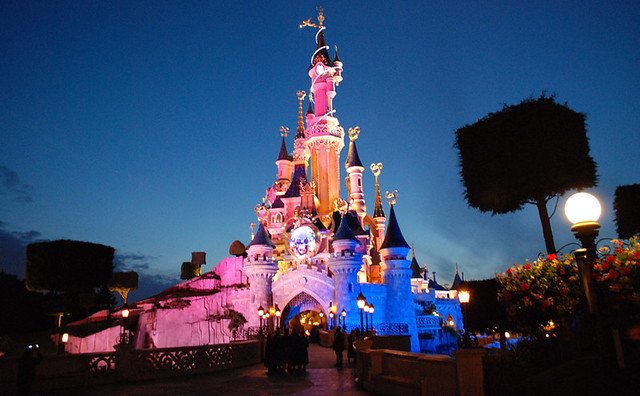 Disneyland Paris confirmă că un angajat a fost testat pozitiv pentru coronavirus