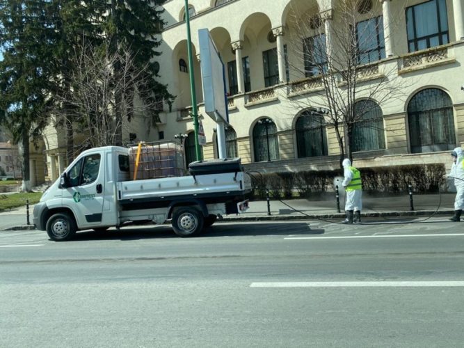 Ninsoarea de primăvară a oprit dezinfecția străzilor din Brașov