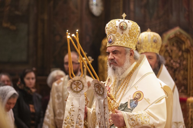 Patriarhul Daniel le cere ierarhilor din Sinodul Bisericii Ortodoxe Române să evite să își exprime public opiniile politice și medicale